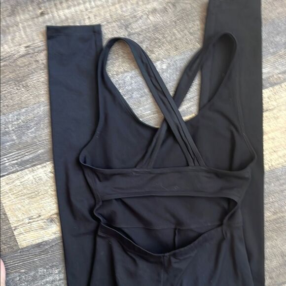 4 piece XS workout bundle! Buffbunny, carbon38, girlfriend collective and Varley - Picture 12 of 16